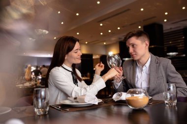 Mutlu çift yemek yer, restoranda flört eder.