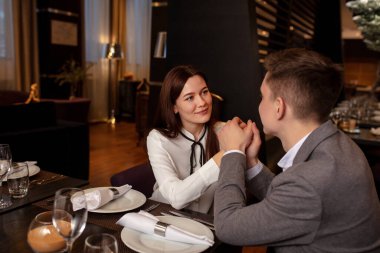 Kafkasyalı sevimli çift restoranda buluşmanın tadını çıkarıyor.