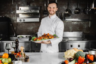 Ellerinde tabakla neşeli bir aşçının portresi