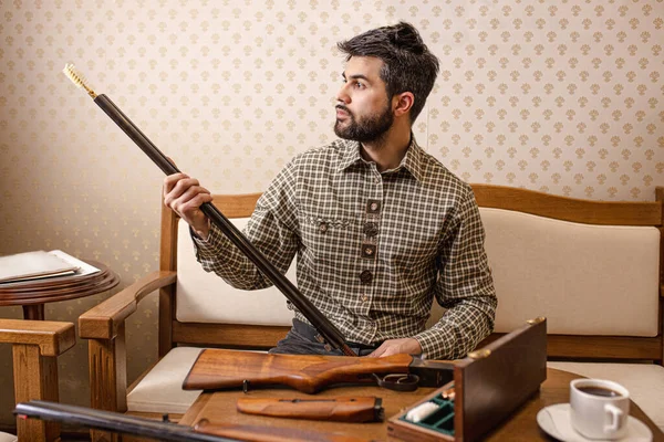 Handsome caucasian guy looking for good weapon rifle — Stock Photo, Image