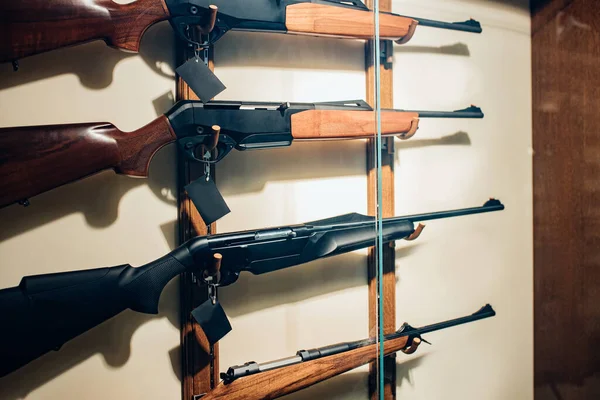 Foto close-up de diferentes rifles na vitrine — Fotografia de Stock