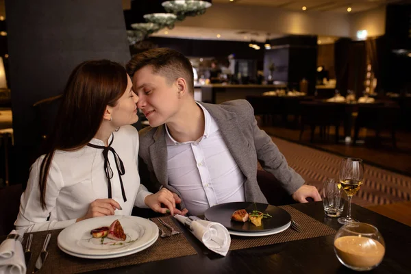 幸せなカップルは夕食を持っています,レストランでデート — ストック写真