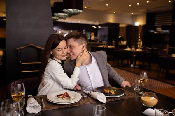 Привлекательная кавказская пара наслаждается ужином в роскошном ресторане — стоковое фото