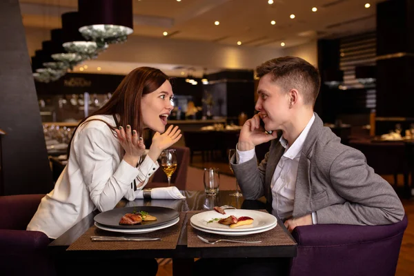 Щаслива пара вечеря, знайомства в ресторані — стокове фото