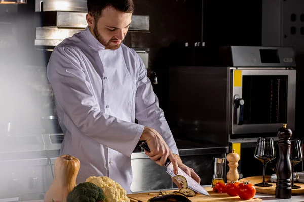 Chef cocina comida en la cocina — Foto de Stock