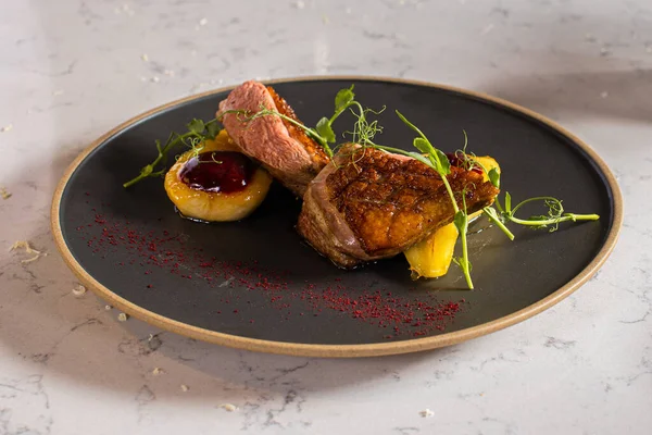 El primer plano de la comida sabrosa en el plato —  Fotos de Stock