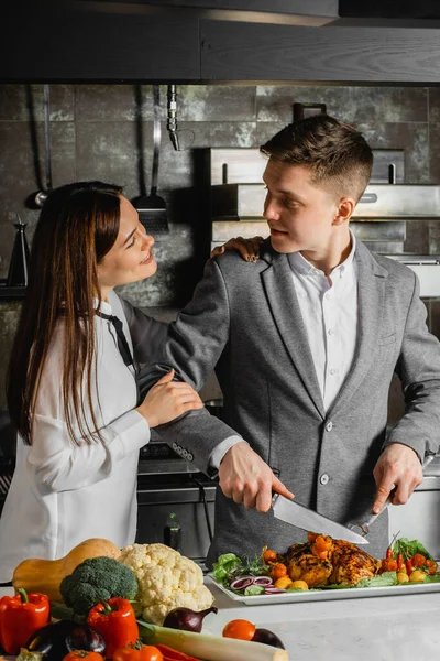 Encantador casal em aulas de culinária — Fotografia de Stock