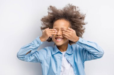 gülümseyen melez çocuk gözlerini kapattı