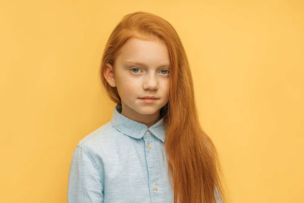 빨간 머리에 고립된 심각 한 백인 소녀의 초상화 — 스톡 사진