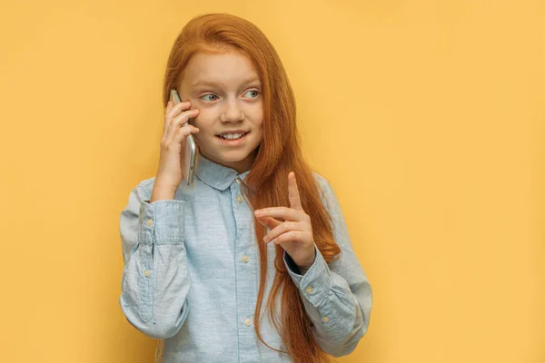 Mooi rood harig meisje praten op telefoon — Stockfoto