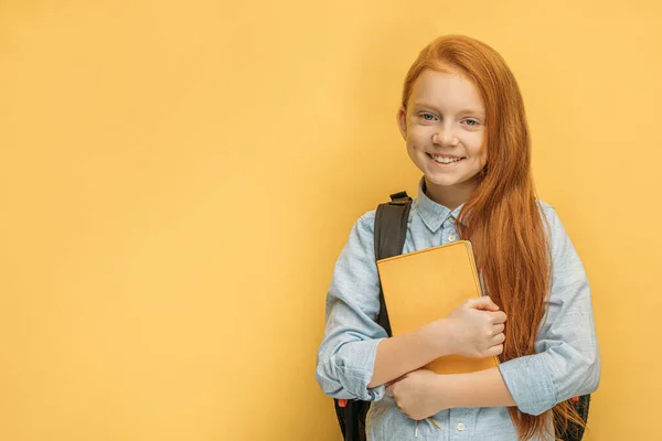 Bedårande kaukasiska skolflicka isolerad — Stockfoto