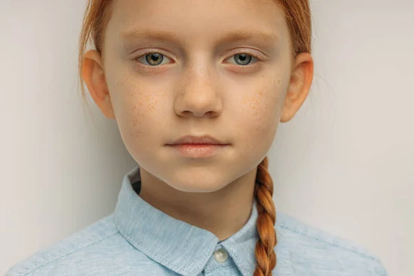 빨간 긴 머리를 한 심각 한 소녀의 사진 — 스톡 사진