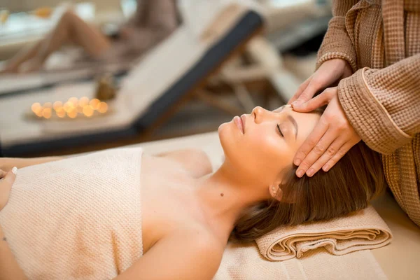 Mujer tranquila con los ojos cerrados, recibir masaje en la cabeza —  Fotos de Stock