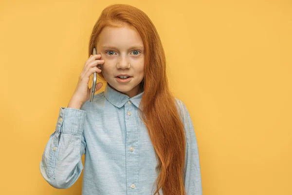 Impresionante caucásico pelirroja chica hablando por teléfono — Foto de Stock