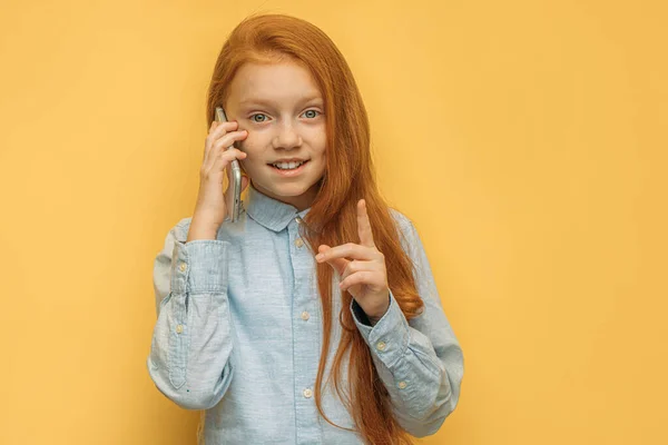 Alegre caucásico niño chica hablar por teléfono — Foto de Stock