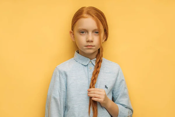 빨간 머리에 고립된 심각 한 백인 소녀의 초상화 — 스톡 사진
