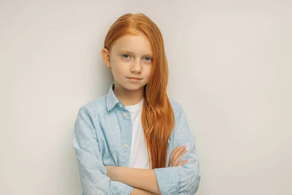 Retrato de menina caucasiana grave com cabelo vermelho, isolado — Fotografia de Stock