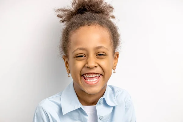Positivo e alegre mulato criança menina isolado sobre fundo branco — Fotografia de Stock