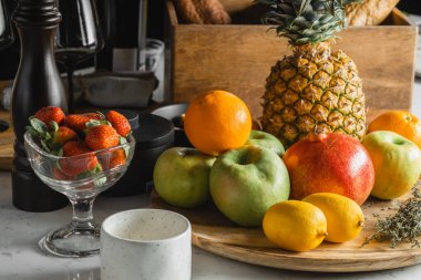 Restorandaki masada süslü egzotik meyveler.