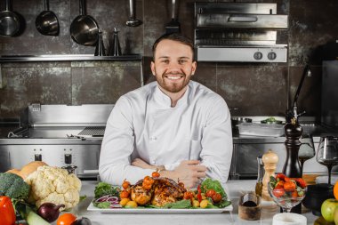 Mutfakta profesyonel aşçı