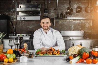 Beyaz tenli aşçı lezzetli yemekler pişirdi.