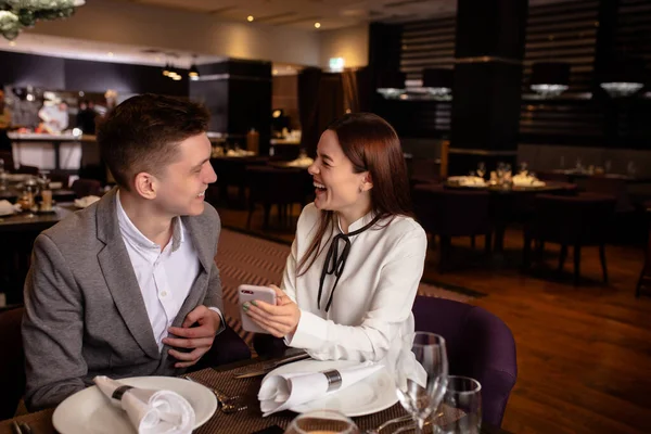 Bonita mujer felizmente contar interesante historia a novio en restaurante — Foto de Stock