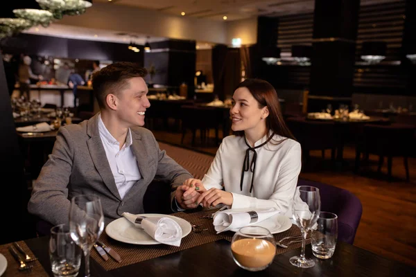 幸せな白人のカップルはデートでレストランで夜を過ごし — ストック写真