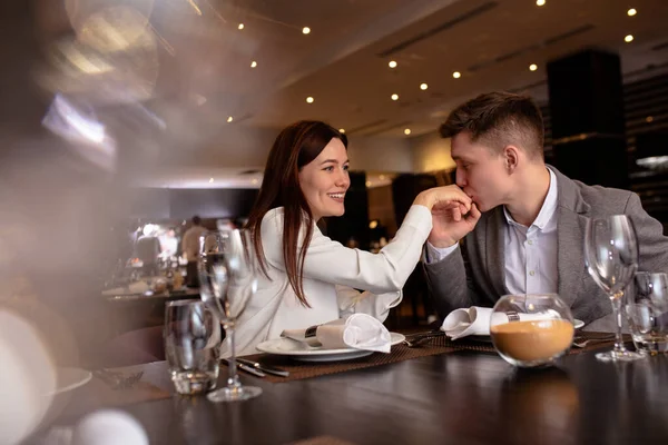 Hermosa pareja cenar en rico restaurante — Foto de Stock