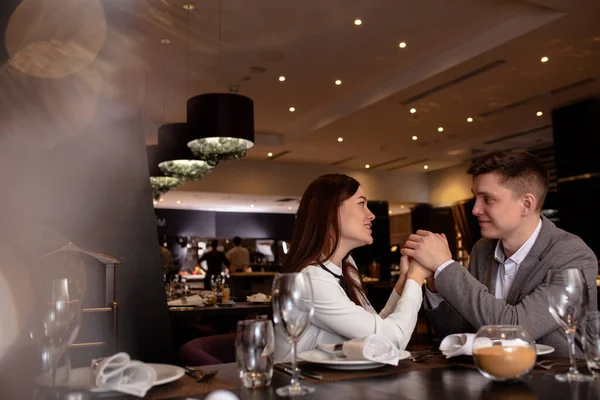 Mooi koppel op een date in rijk restaurant — Stockfoto