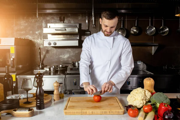 Cozinheiro profissional na cozinha — Fotografia de Stock