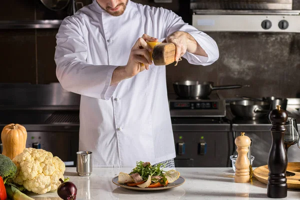 Queijo grelha chef-cozinheiro na salada — Fotografia de Stock