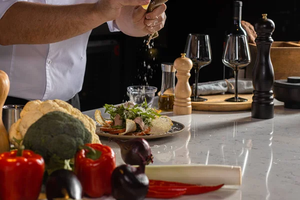 Queijo grelha cozinheiro irreconhecível na salada — Fotografia de Stock