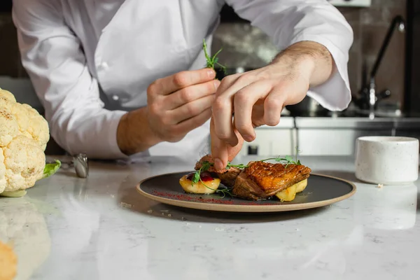 Professionell kock-kock dekorera skålen — Stockfoto