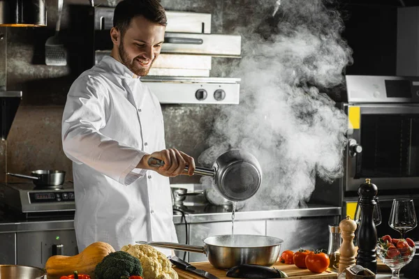 Cocinar disfrutar del proceso de cocción —  Fotos de Stock