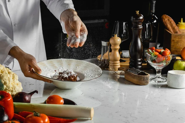 Cocinar usar azúcar en polvo mientras se hace el postre —  Fotos de Stock