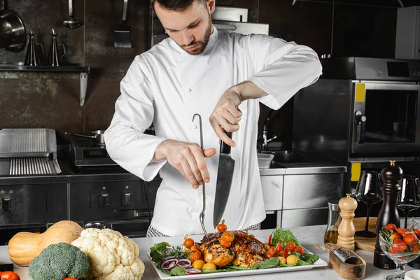 Carne cortada chef-fogão perfeito — Fotografia de Stock