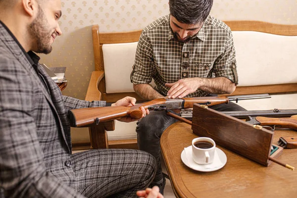 Dois homens discutindo características do rifle — Fotografia de Stock