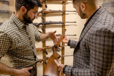 Müşteri ve danışman dükkanda ateşli silahları tartıştılar