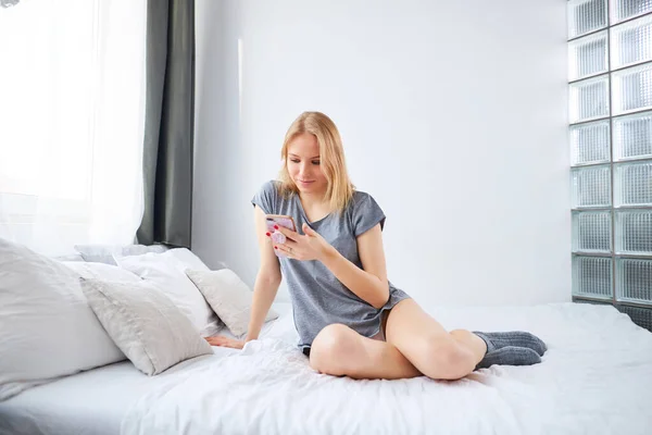 Young caucasian woman use smartphone in morning — Stock Photo, Image