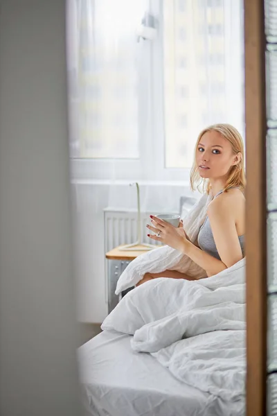 Romantic pretty lady drink coffee in the morning — Φωτογραφία Αρχείου