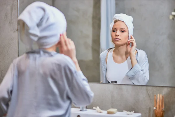 Wanita cantik Kaukasia melihat refleksi pada cermin di kamar mandi — Stok Foto
