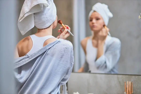 Konsep perawatan kulit. Wanita di kamar mandi — Stok Foto
