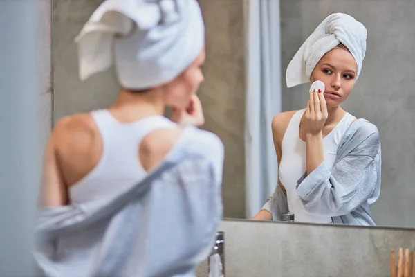 Wanita muda merawat kulit di wajah setelah mandi — Stok Foto