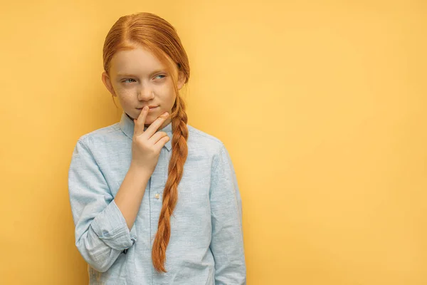 Retrato de menina de cabelos vermelhos pensativo — Fotografia de Stock