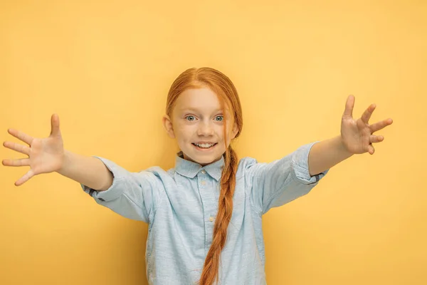 Vriendelijk Kaukasisch meisje wil naar knuffelen iedereen — Stockfoto