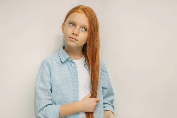 Hermosa niña sueño de cortar el pelo — Foto de Stock