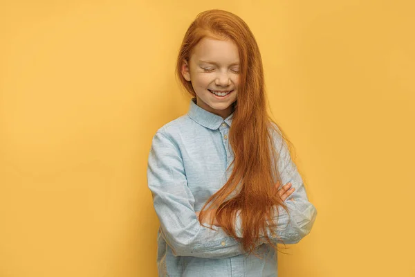 Portrait de belle positive rousse chevelue enfant fille isolé — Photo