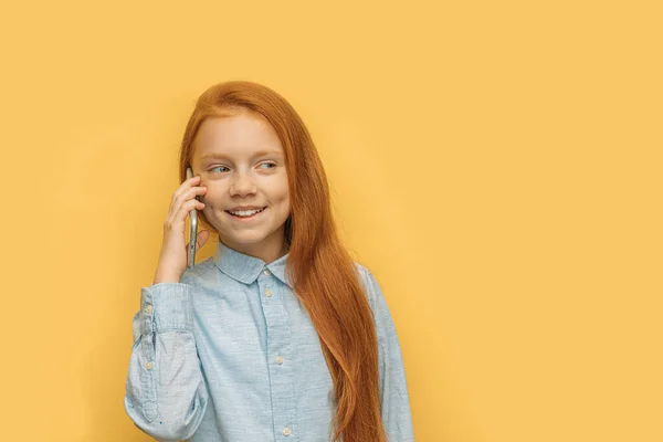 Vrolijk Kaukasisch kind meisje praten over de telefoon — Stockfoto