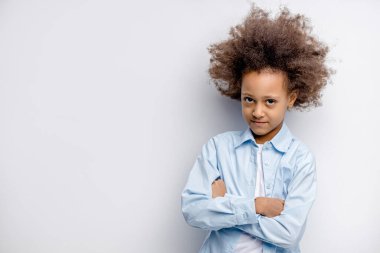 İzole edilmiş yaralı çocuk portresi