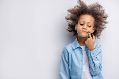 melez çocuk gülümsüyor.